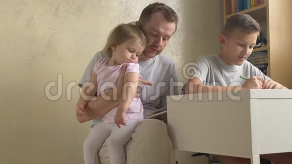 父亲为女儿读书帮助儿子视频的预览图
