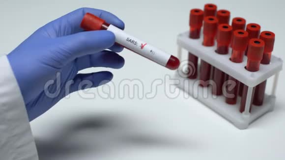 SARS阴性检测医生抽血化验健康检查视频的预览图