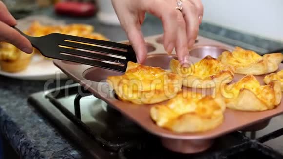 家庭主妇做香肠奶酪烘焙视频的预览图