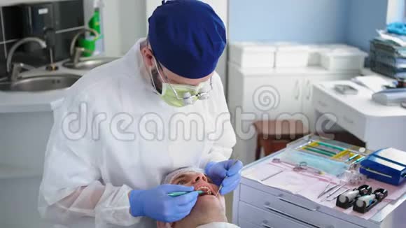 外科眼镜牙科医生正在医院做手术视频的预览图