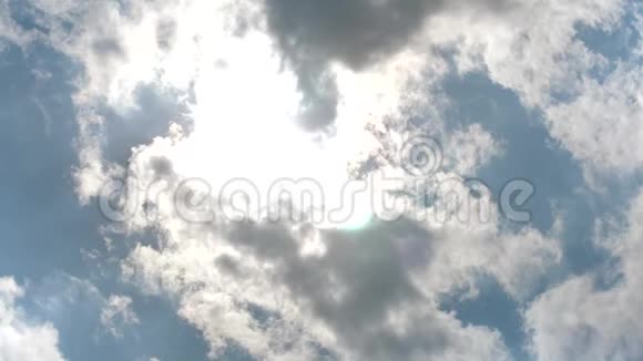蓝天上的云被太阳照亮视频的预览图