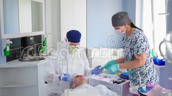 牙科外科医生和一名护士正在正畸医院做手术视频的预览图