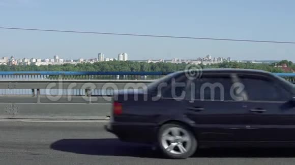 汽车在桥上来往视频的预览图