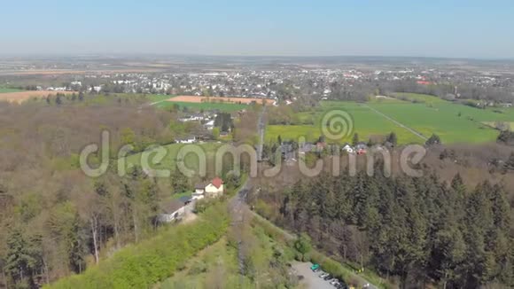 德国森林和村庄空中摄影视频的预览图