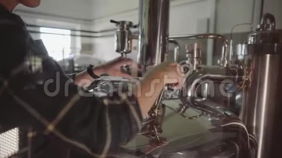 年轻女子在小型啤酒厂工作4k小企业概念视频的预览图