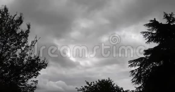 云在天空中移动诺曼底在法国时间流逝视频的预览图