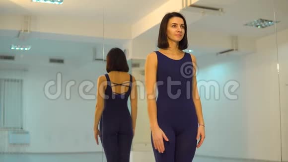 年轻伸展的女人做瑜伽姿势和体式漂亮的女人穿着运动服在室内享受瑜伽视频的预览图