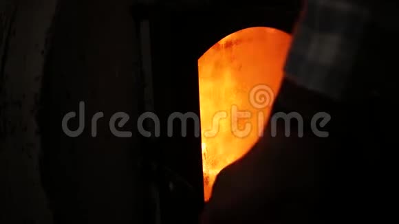 一个人把炉子里的木头修直视频的预览图
