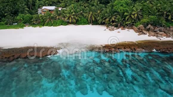 在塞舌尔的马河岛鸟瞰异国情调的热带沙滩珊瑚礁蓝色海湾和岸上棕榈树视频的预览图