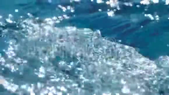 纯净水在光的反射中冒泡视频的预览图