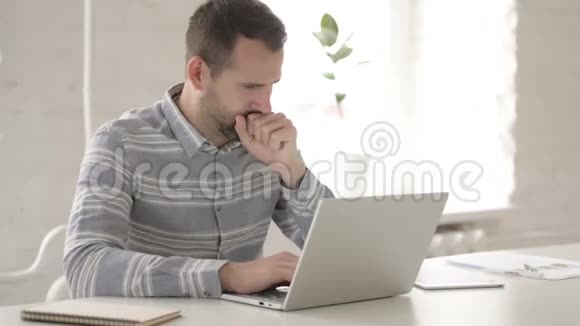 生病的成年男子在工作时咳嗽视频的预览图
