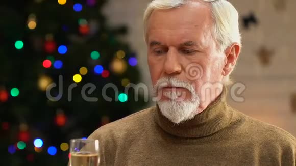 沮丧的老人在圣诞节独自喝香槟失踪的孩子视频的预览图