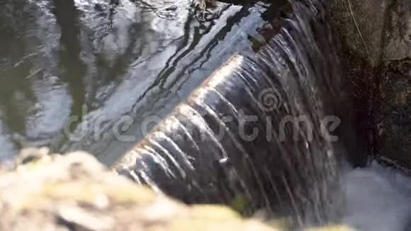 一个小的有落水的水岸大坝的缓慢运动视频的预览图