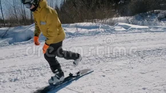 在城市公园的滑雪板上穿着黄色夹克的特写镜头视频的预览图