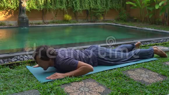 年轻人在游泳池练习瑜伽视频的预览图