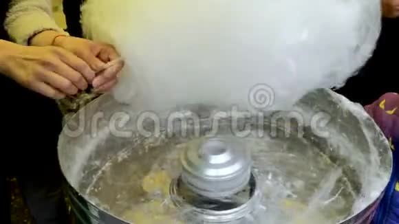 手工制作棉花糖当一个糕点厨师做一道美味佳肴时他的手被宏射了出来视频的预览图