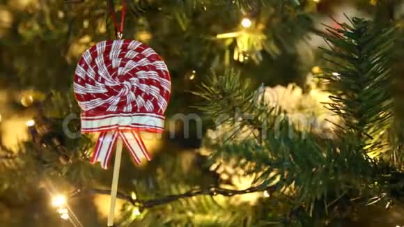 带有装饰品棒棒糖和闪烁灯的装饰圣诞树视频的预览图
