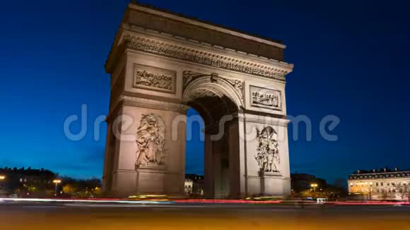 巴黎的凯旋门这座历史纪念碑俯瞰着位于市中心的香榭丽舍大道视频的预览图