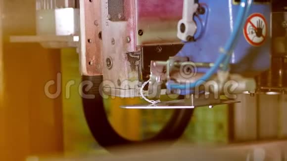一个特写一个特殊的自动机器缝制缝制纸板袋与产品在工厂自动化产品视频的预览图
