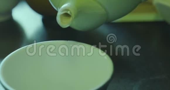 在日本绿茶从茶壶倒到杯子特写视频的预览图
