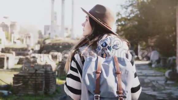 镜头跟随美丽的旅行者女孩背包探索罗马论坛的废墟环顾四周非常兴奋视频的预览图