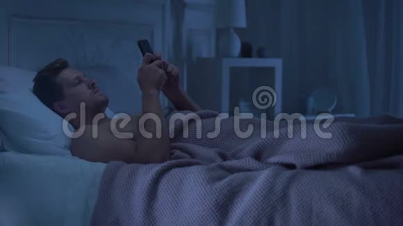 男人躺在床上拿着电话转身离开穿内衣的女人视频的预览图