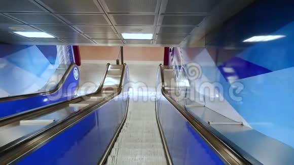 新地铁站LillaMetro5的自动扶梯在米兰停特雷托里视频的预览图