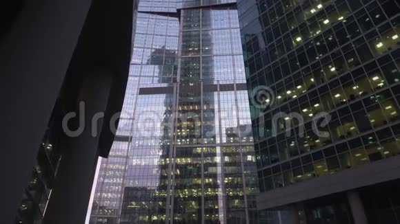 现代的用玻璃做的摩天大楼垂直全景从下面白天视频的预览图