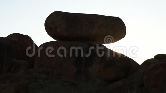 在澳大利亚北部的一块不寻常的岩石上太阳出现在一块不寻常岩石上视频的预览图