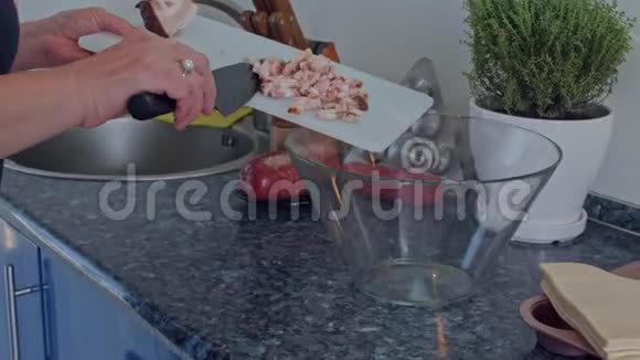 女人把切好的火腿放进碗里视频的预览图