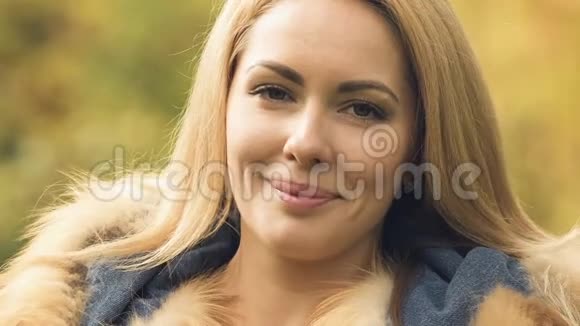 美丽的秋装女子微笑入镜幸福健康的生活视频的预览图