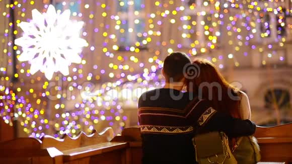 年轻的浪漫夫妇在圣诞节前的冬天有有趣的户外活动在除夕享受共度时光视频的预览图