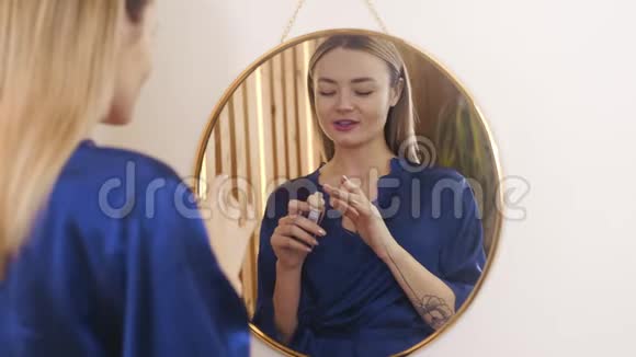 一个性感的年轻的多民族的白人女性早上在家镜子附近化妆视频的预览图