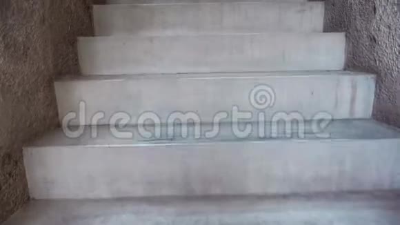 大石楼梯的上升视频的预览图