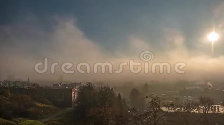 雾蒙蒙的格但斯克与圣玛丽巴西利卡视频的预览图