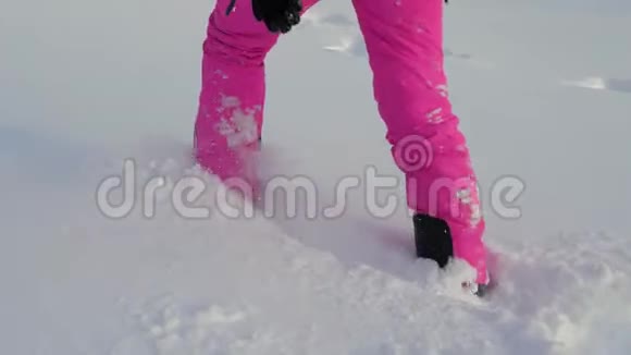 在冬天近距离的女人的双腿穿过雪地里的积雪视频的预览图