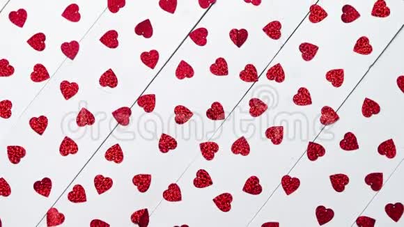 情人节作文放置在白色木桌上的心形亮片视频的预览图