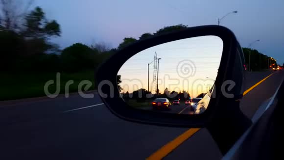 晚上驾驶左侧镜子司机视角POV侧视镜夜视频的预览图