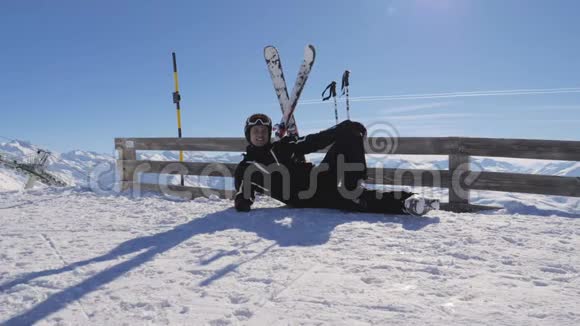 在山顶滑雪者躺在雪地上手势OK拇指向上视频的预览图