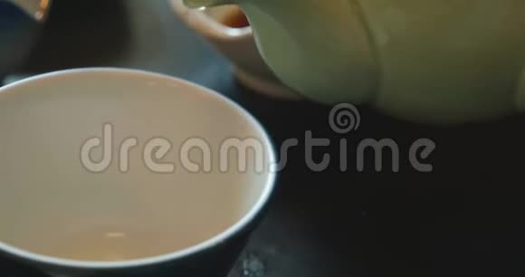 在日本绿茶从茶壶倒到杯子特写视频的预览图