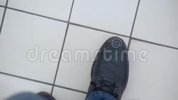 一个人去超市穿着牛仔裤和脏靴子的腿的俯视图SS视频的预览图