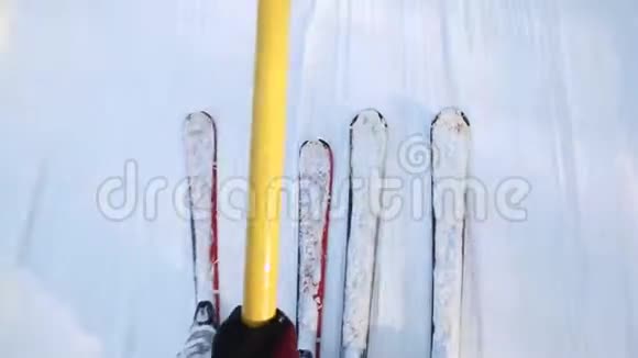滑雪者乘坐T杆滑雪电梯将滑雪者拉至坡顶近距离滑雪视频的预览图