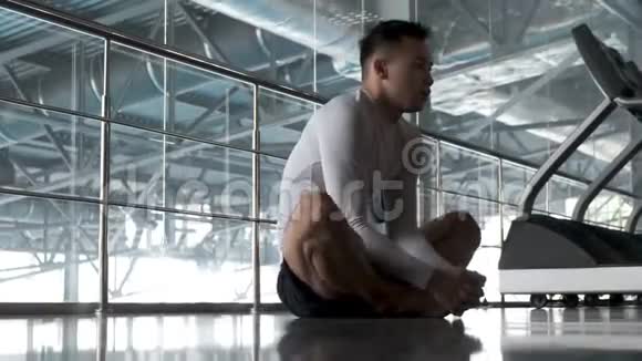一个年轻的亚洲人正在跆拳道健身房训练热身视频的预览图