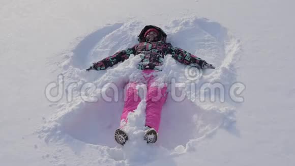 快乐的微笑白种人女人在冬日造雪天使视频的预览图