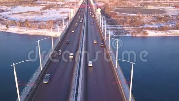 白雪覆盖的城市里的一座桥无人机的录像视频的预览图