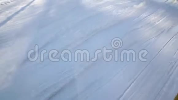 雪上滑雪者的影子T杆滑雪升降机将滑雪者拉到斜坡顶部视频的预览图