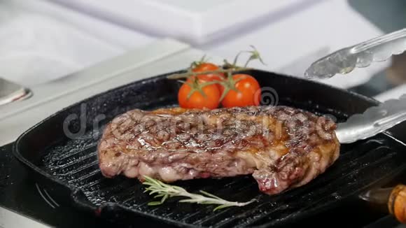 餐厅厨房厨师用蔬菜煎一块牛排然后把它翻过来视频的预览图