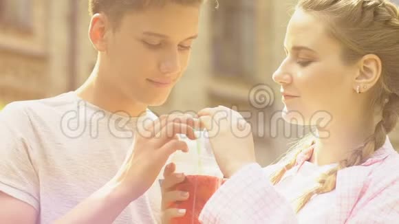 一对年轻夫妇一起喝一杯苏打水浪漫的关系爱情视频的预览图