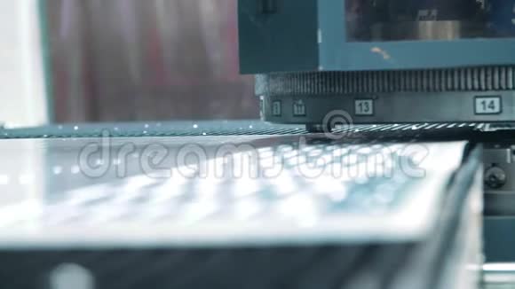 工业压力机从钣金中挤压小毛坯打孔机视频的预览图