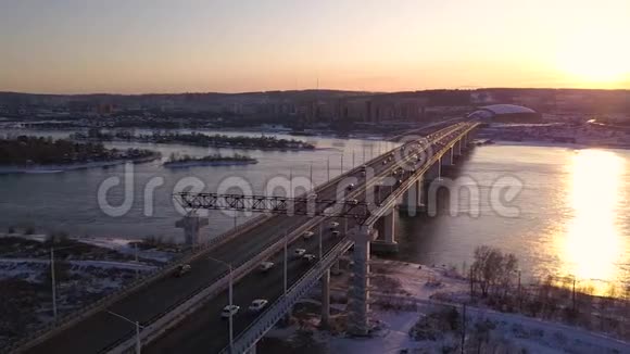 白雪覆盖的城市里的一座桥无人机的录像视频的预览图